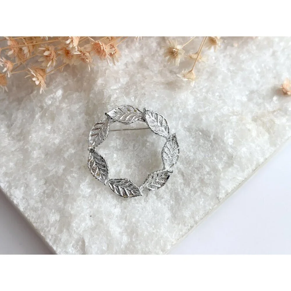 Gerry's Designer Leaf Shaped Wreath Textuerd Classic Vintage Cute Brooch